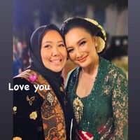 Penampilan Tata makin memukau dengan rambut sanggul Jawa klasik yang rapi dan mengkilap. Hiasan bunga melati di bagian belakang kepala menambah kesan anggun. Foto: Instagram/@tatacahyani