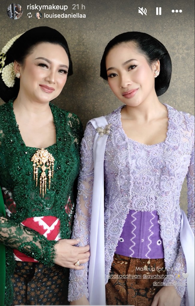 Untuk riasan wajah, Tata mempercayakan pada Risky Makeup. Fokus pada kulit glowing, alis rapi, riasan mata lembut, serta lipstik nude pink yang memberi kesan segar dan berwibawa. Foto: Instagram/@riskymakeup