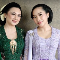 Untuk riasan wajah, Tata mempercayakan pada Risky Makeup. Fokus pada kulit glowing, alis rapi, riasan mata lembut, serta lipstik nude pink yang memberi kesan segar dan berwibawa. Foto: Instagram/@riskymakeup