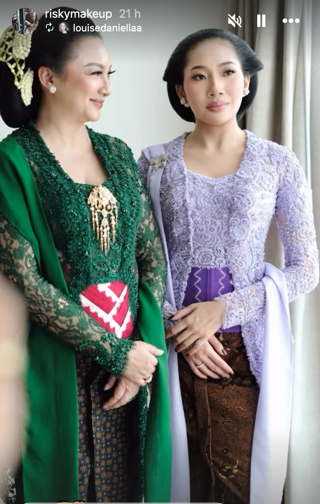 Pose bareng anak keduanya, Aya Hutami, penampilan Tata terllihat cantik memukau meski kini sudah memasuki usia 50 tahun. Foto: Instagram/@riskymakeup