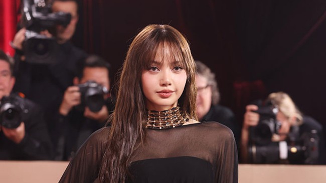 Video: Gaya Stunning Lisa BLACKPINK di Karpet Merah Golden Globes 2026