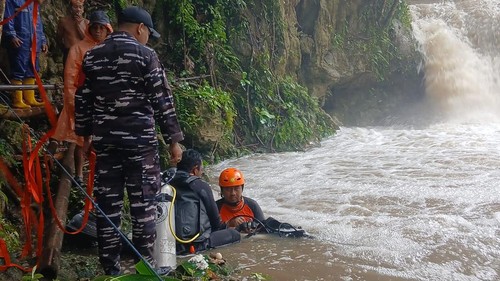 Tim SAR gabungan melakukan pencarian siswa SMP tenggelam di tempat wisata Air Terjun Tiwu Pai, Desa Toe, Kecamatan Reok Barat, Manggarai, NTT, Senin (12/1/2026). (Dok. Basarnas Maumere)
