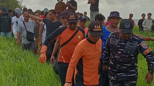 Tim SAR gabungan mengevakuasi jenazah pemotor korban tabrakan dengan mobil di Dusun Galiran, Desa Baktiseraga, Kecamatan Buleleng, Bali, Senin (12/1/2026). (Dok. Pos SAR Buleleng)