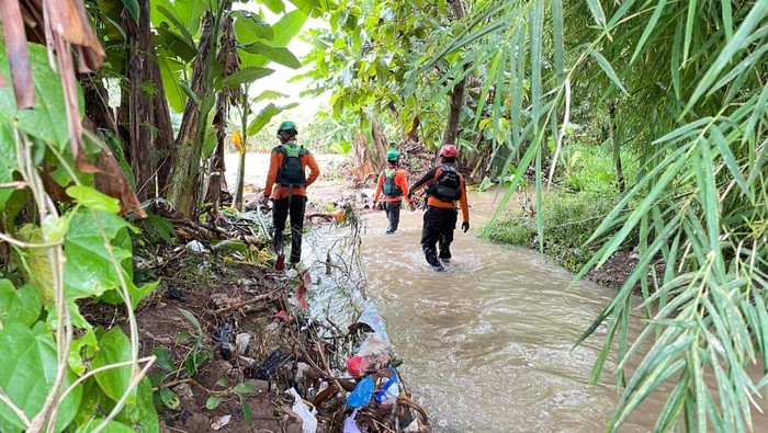 Tim SAR melakukan pencarian anak hanyut di sungai Perak Kudus.