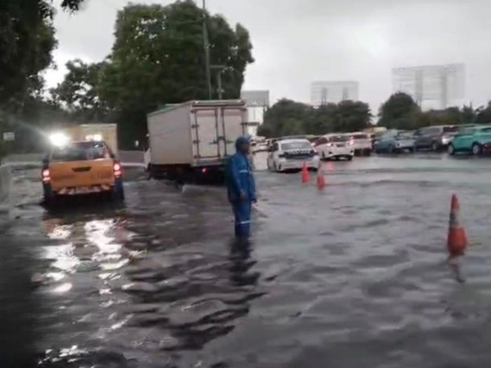 Tol Sedyatmo Banjir, yang Mau Terbang ke Soetta Diminta Cari Jalan Lain