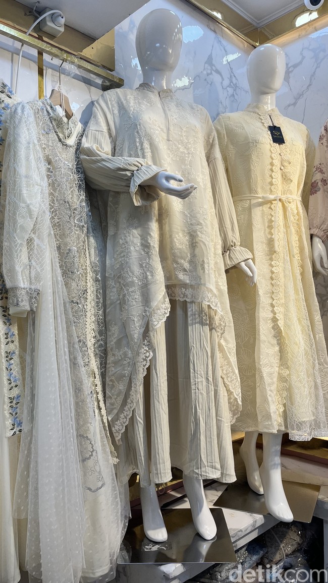 Desainnya menonjolkan layer lengkungan yang melebar di bagian bawah. Selain itu, terdapat aksen susun yang menarik pada bagian lengan, menambah sentuhan feminin. “Keunikan lain dari gamis Bini Orang terletak pada pilihan warnanya. Tren ini lebih banyak mengusung warna-warna lembut dengan nuansa pastel seperti pink muda, kuning butter, dan biru langit, jelasnya.  Foto: Gresnia/Wolipop