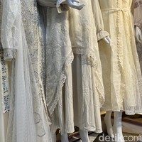 Desainnya menonjolkan layer lengkungan yang melebar di bagian bawah. Selain itu, terdapat aksen susun yang menarik pada bagian lengan, menambah sentuhan feminin. “Keunikan lain dari gamis Bini Orang terletak pada pilihan warnanya. Tren ini lebih banyak mengusung warna-warna lembut dengan nuansa pastel seperti pink muda, kuning butter, dan biru langit, jelasnya.  Foto: Gresnia/Wolipop