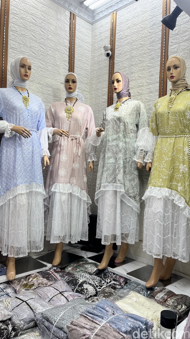 Viral dari TikTok, tren baju Lebaran gamis Bini Orang telah merambah dan menjamur di pusat grosir terbesar, Pasar Tanah Abang, Jakarta. Busana ini, memiliki potongan high-low dan detail layering yang secara visual mampu memberikan efek tubuh lebih jenjang dan terlihat tinggi bagi pemakainya.  Foto: Gresnia/Wolipop.