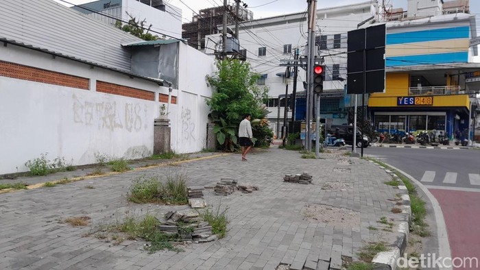 Awas, Ada Trotoar Terkelupas-Lubang Menganga di Jalan Kejaksaan!
