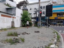 Awas, Ada Trotoar Terkelupas-Lubang Menganga di Jalan Kejaksaan!