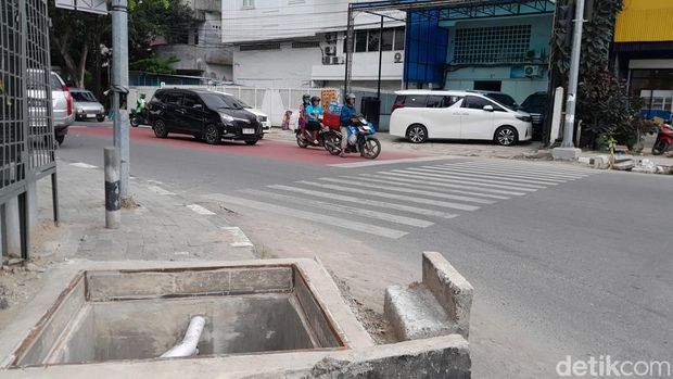 Trotoar rusak dan lubang menganga di Jalan Kejaksaan Medan. (Rechtin Hani Ritonga/detikSumut)