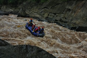 Bertaruh Nyali di Jeram Fitri Sungai Sadan Toraja
