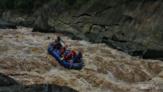 Bertaruh Nyali di Jeram Fitri Sungai Sadan Toraja