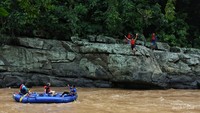 Melepas adrenalin dengan melompat bebas setelah berhasil melewati bahaya.