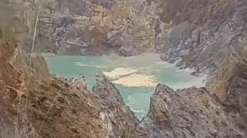 Viral suara gemuruh pada salah satu dari tiga danau di Gunung Kelimutu, Ende, NTT. (Foto: Tangkapan layar Instagram ntt.update)