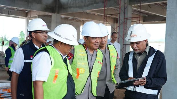 Wakapolri Komjen Dedi Prasetyo meninjau kondisi terkini pembangunan Gedung SMA Kemala Taruna Bhayangkara, Gunungsindur, Bogor, Jawa Barat, Senin (12/1/2026).