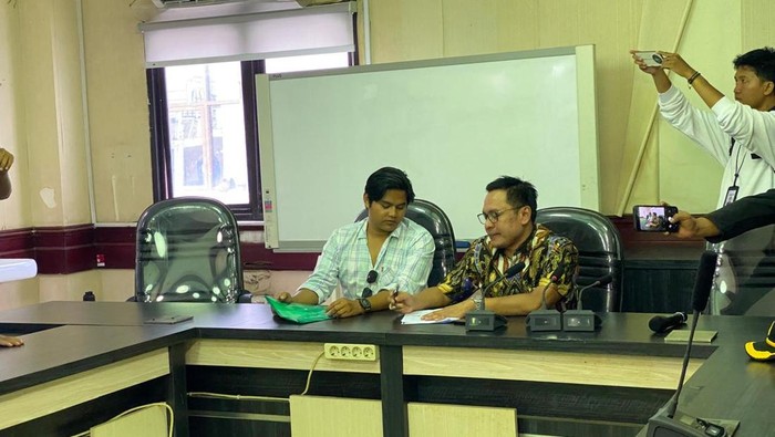 Wakil Ketua DPRD Surabaya Arif Fathoni (kanan)