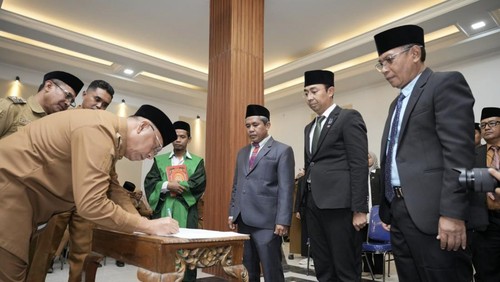 Wali kota Bima, A Rahman (Aji Man), didampingi Wakil Wali Bima, Feri Sofiyan, melantik dan mengambil sumpah 12 jabatan eselon II dan fungsional di Aula Pemkot Bima, Senin (12/1/2026). (Rafiin/detikBali)
