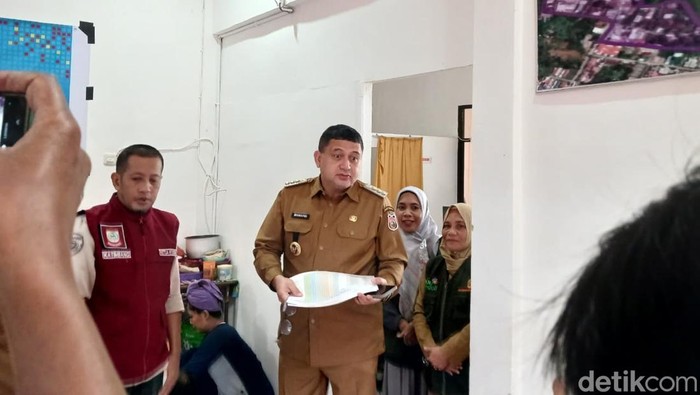 Appi Tinjau Pengungsi Banjir di Katimbang Makassar, Salurkan Makanan-Obat