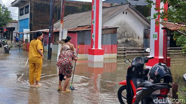 Warga BTN Kodam III, Kelurahan Katimbang, Makassar, mulai beraktivitas meski banjir belum sepenuhnya surut. Warga BTN Kodam III, Kelurahan Katimbang, Makassar, mulai beraktivitas meski banjir belum sepenuhnya surut.