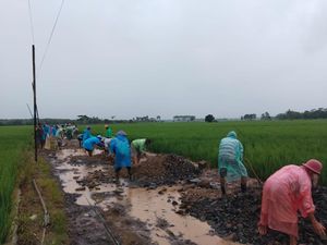 Video Warga Pandeglang Perbaiki Sendiri Jalan yang Rusak Puluhan Tahun