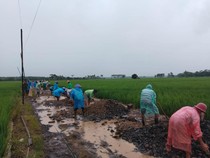 Video Warga Pandeglang Perbaiki Sendiri Jalan yang Rusak Puluhan Tahun