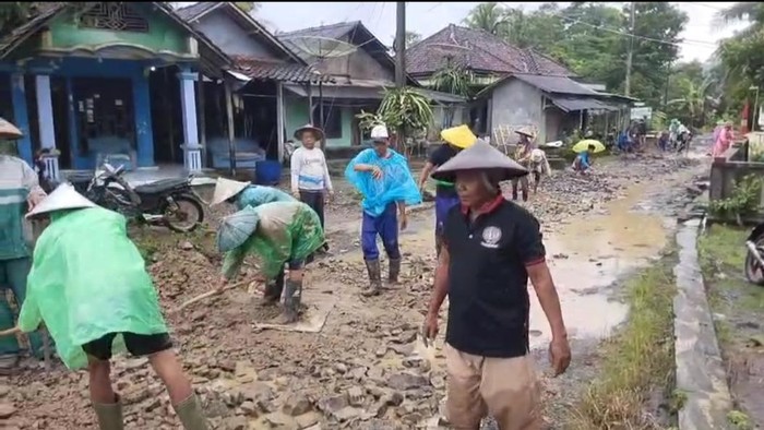 Warga di Pandeglang Perbaiki Sendiri Jalan yang Rusak Puluhan Tahun