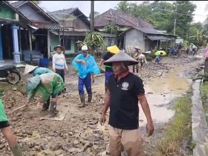 Warga di Pandeglang Perbaiki Sendiri Jalan yang Rusak Puluhan Tahun