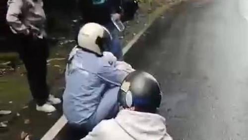 Warga mengevakuasi korban lakalantas akibat ceceran Solar di Jalan Wisata Sembalun, Lombok Timur, NTB, Senin (12/1/2026). (Tangkapan layar kiriman video Julaiman)