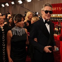 Penampilan Langka Chris Pine Bawa Pacar di Golden Globes, Lebih Muda 15 Tahun