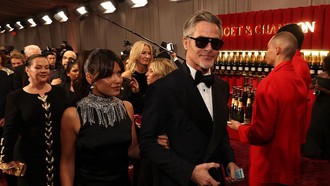 Penampilan Langka Chris Pine Bawa Pacar di Golden Globes, Lebih Muda 15 Tahun