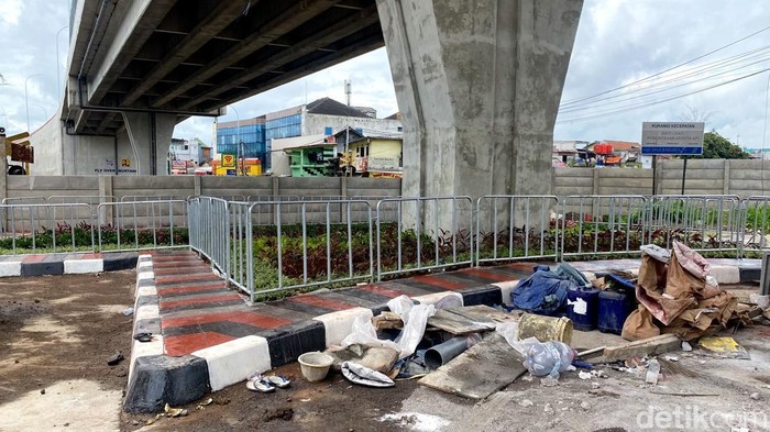 Akses jalan di bawah Flyover Nurtanio kini ditutup.