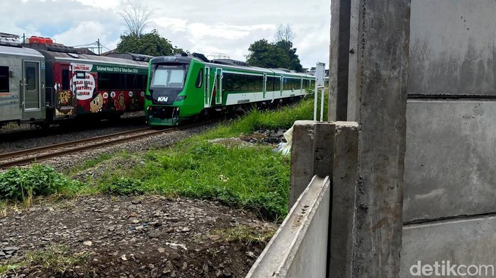 Akses jalan di bawah Flyover Nurtanio kini ditutup.