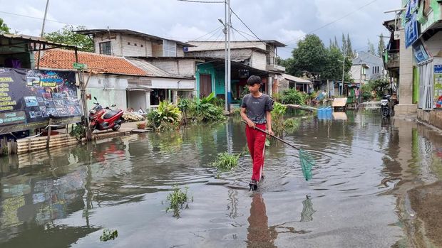 Anak-anak di Pegangsaan Dua Jakut Cari Ikan Saat Banjir