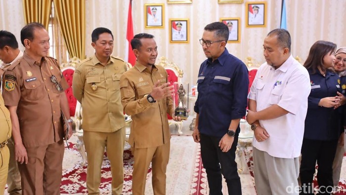 Bupati Bone Andi Asman Sulaiman menerima kunjungan perwakilan SKK Migas dan Kontraktor Kontrak Kerja Sama.