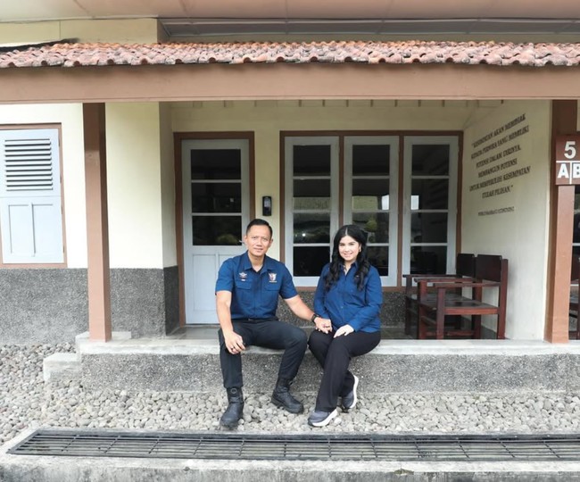 Annisa Pohan kembali jadi sorotan melalu foto-foto yang dipamerkannya ke Instagram. Dalam foto yang dibagikan terlihat Annisa dengan setia mendampingi suaminya, Agus Harimurti Yudhoyono di acara Reuni Perak AKABRI 2000. Foto: Instagram/@agusyudhoyono