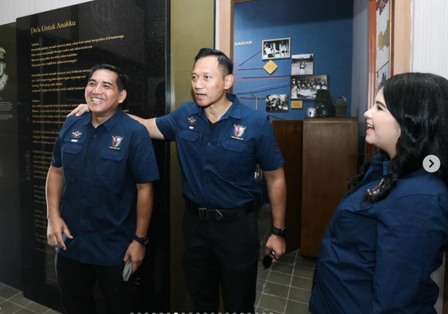 Kenakan seragam berupa kemeja lengan panjang warna biru tua, perut buncit Annisa curii atensi. Dari samping, Annisa terlihat seperti ibu hamil dengan baby bump di perut. Foto: Instagram/@agusyudhoyono