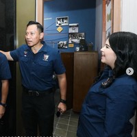 Kenakan seragam berupa kemeja lengan panjang warna biru tua, perut buncit Annisa curii atensi. Dari samping, Annisa terlihat seperti ibu hamil dengan baby bump di perut. Foto: Instagram/@agusyudhoyono