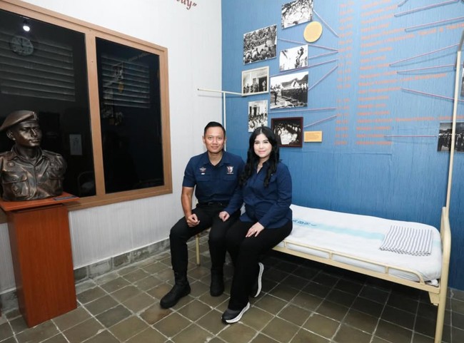 Di foto-foto tersebut Annisa sendiri tetap terlihat aktif bergerak meski perutnya tampak sudah cukup besar. Ia juga menemani suaminya berkunjung ke berkunjung ke Paviliun 5, tempat AHY pernah tinggal dan ditempa pada masa-masa akhir pendidikan sebagai taruna. Foto: Instagram/@agusyudhoyono