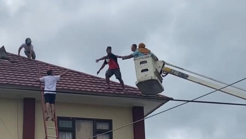 Anto, pria yang nekat naik ke atap gedung Satreskrim Polres Bima Kota, Selasa, (13/1/2026).