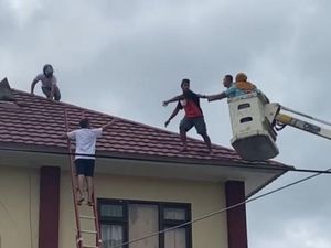 Pria Bima Nekat Panjat Atap Kantor Polisi Setelah Ditangkap