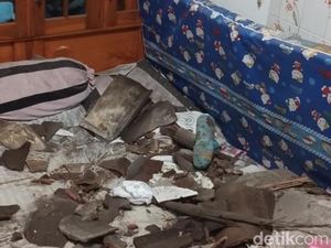 Atap Rumah di Surabaya Tiba-tiba Ambrol, 2 Balita Terluka