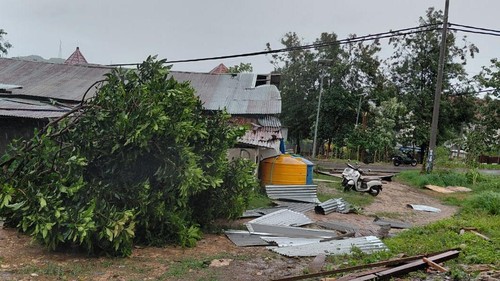 Atap rumah roboh diterjang angin kencang di Labuan Bajo, Manggarai Barat, NTT, Selasa (13/1/2026) siang. (Istimewa)