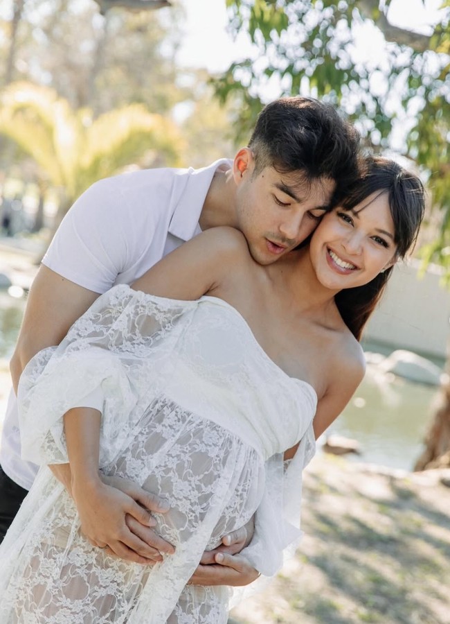 Aurelie Moeremans terlihat menjalani pemotretan maternity bersama suaminya, Tyler Bigenho. Berkonsep simpel, pemotretan tersebut memamerkan kebahagiaan Aurelie dan Tyler yang akan segera menjadi orangtua baru. Foto: Instagram/@aurelie