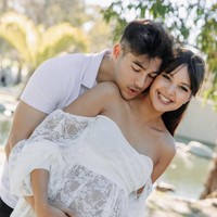 Foto Maternity Aurelie Moeremans & Suami, Bumil Cantik Pakai Dress Menerawang