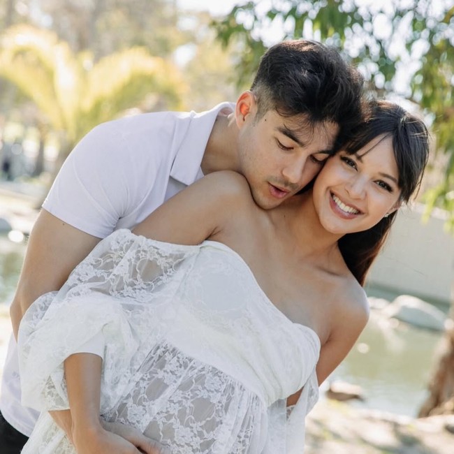 Foto Maternity Aurelie Moeremans & Suami, Bumil Cantik Pakai Dress Menerawang