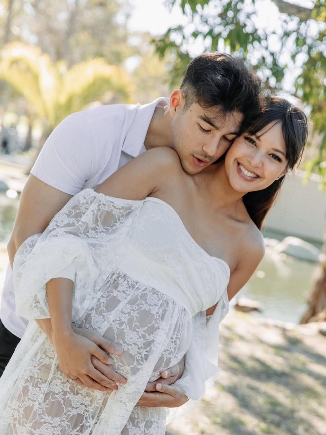Foto Maternity Aurelie Moeremans & Suami, Bumil Cantik Pakai Dress Menerawang