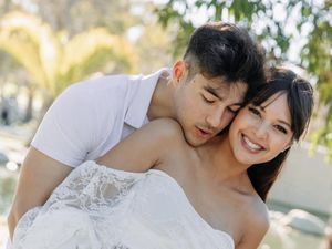 Foto Maternity Aurelie Moeremans & Suami, Bumil Cantik Pakai Dress Menerawang