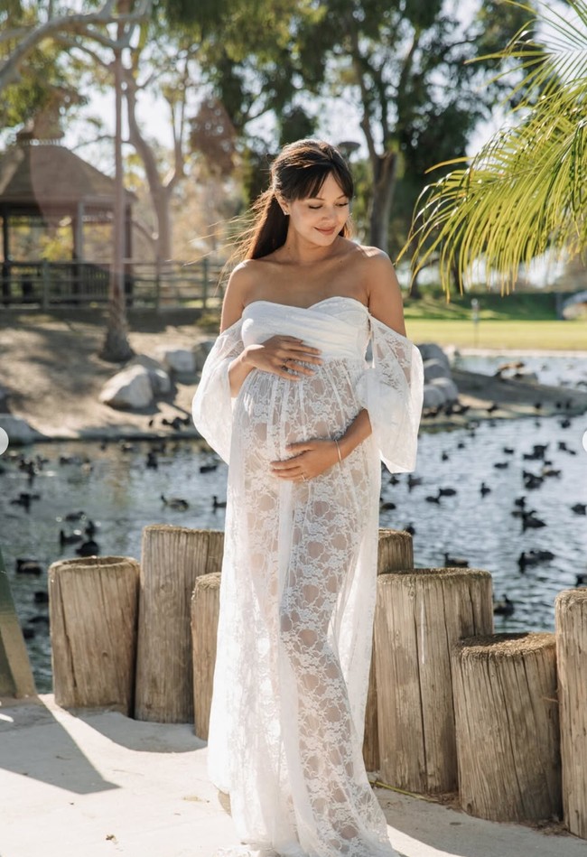 Aurelie tampil cantik kenakan dress panjang model off-shoulder. Mulai dari bagian perut hingga kaki berbahan lace menerawang, memberikan kesan seksi namun tetap elegan. Foto: Instagram/@aurelie