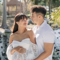 Kompak, suami Aurelie, Tyler juga tampil dengan busana berwarna putih. Penampilannya juga terlihat simpel dengan polo shirt dan celana panjang hitam. Foto: Instagram/@aurelie